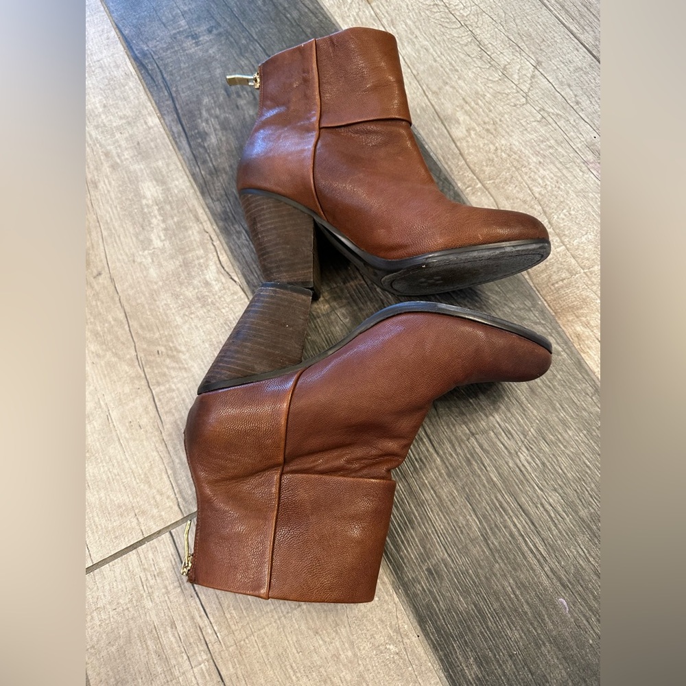 Vince Camuto Fall Ankle Boot Gorgeous Medium Brown Soft Leather W/ Chunky Heel - Picture 3 of 15